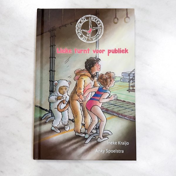 Boek Lieke turnt voor publiek